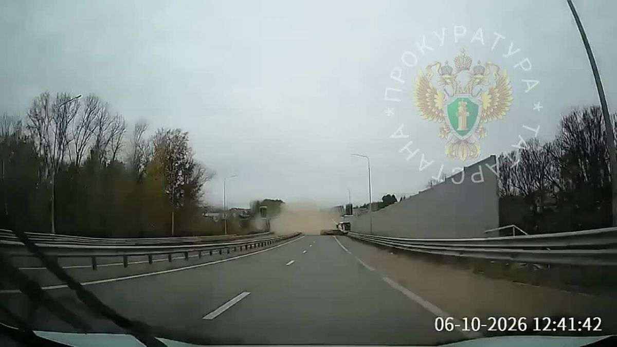В Татарстане рухнул надземный пешеходный переход — пострадали двое