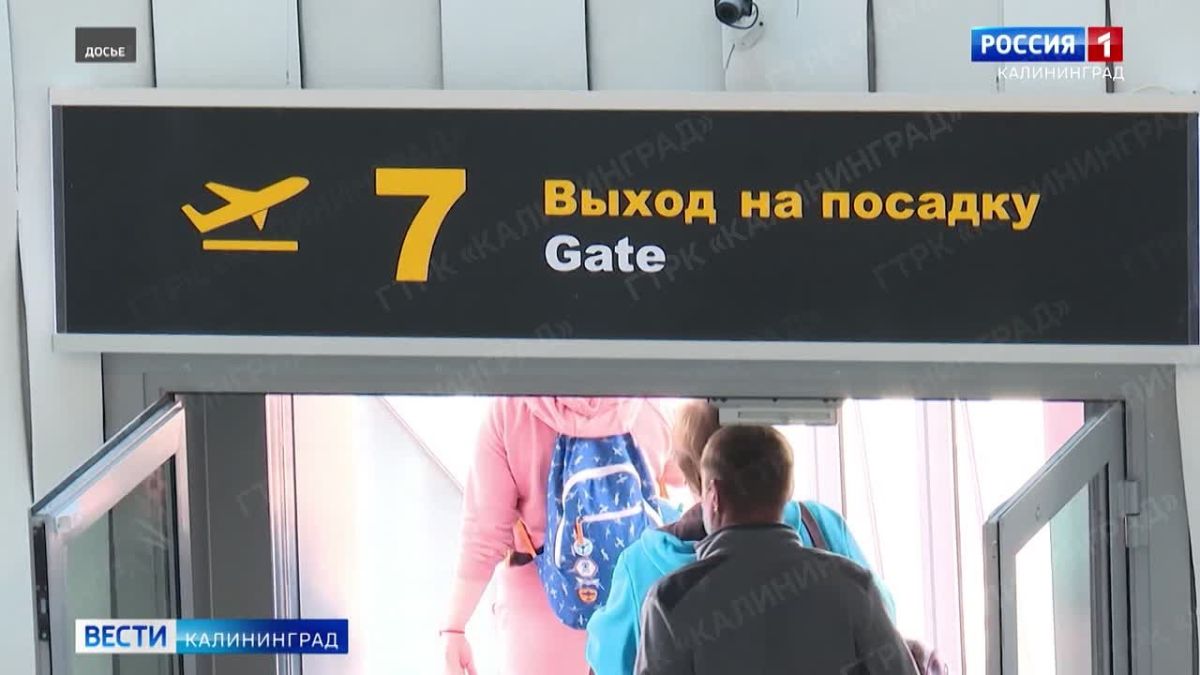 Таможенники нашли в багаже авиапассажиров люксовые часы, чемоданы, косметику и мясо