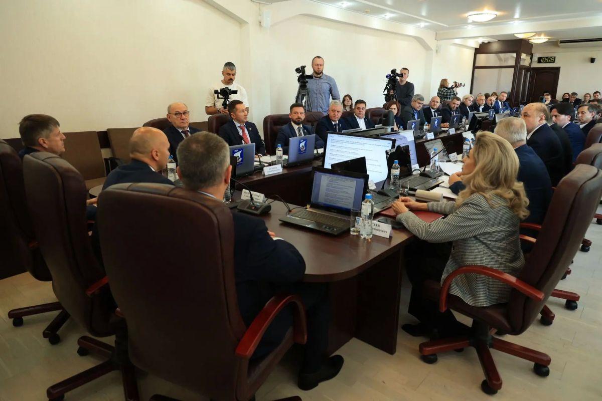 Председатель Избирательной комиссии Калининградской области открыла первое заседание городского Совета депутатов Калининграда и выступила с докладом о правомочности Совета депутатов Калининграда восьмого созыва и о... Председатель Избирательной комиссии Калининградской области открыла первое заседание городского Совета депутатов Калининграда и выступила с докладом о правомочности Совета депутатов Калининграда восьмого созыва и о...