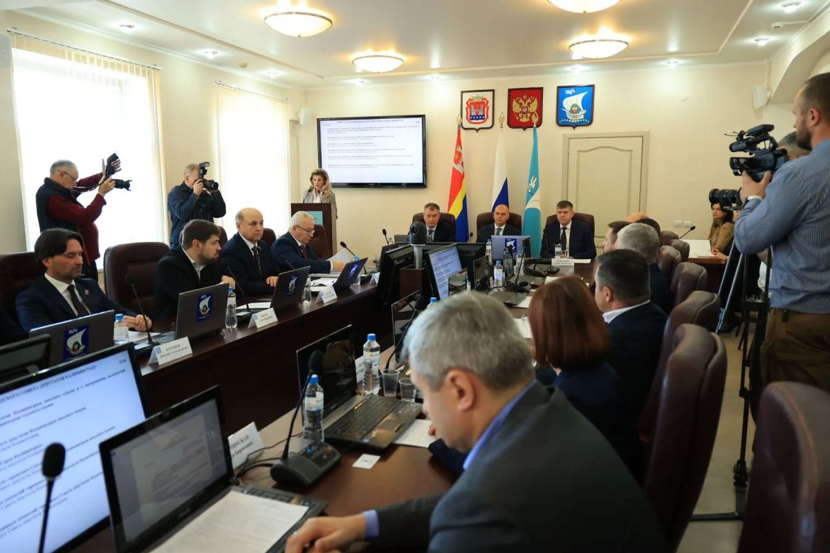 Председатель Избирательной комиссии Калининградской области открыла первое заседание городского Совета депутатов Калининграда и выступила с докладом о правомочности Совета депутатов Калининграда восьмого созыва и о...