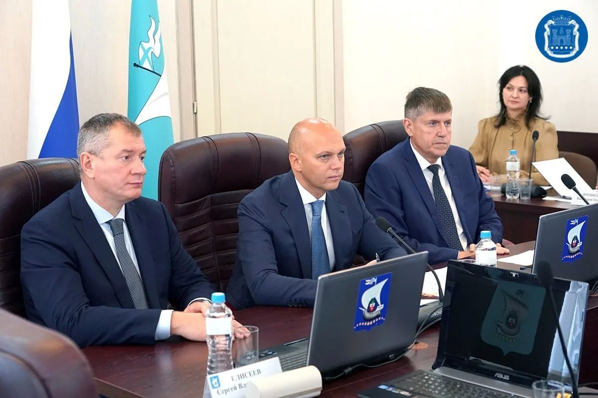 Губернатор Алексей Беспрозванных принял участие в первом заседании городского Совета депутатов Калининграда восьмого созыва Губернатор Алексей Беспрозванных принял участие в первом заседании городского Совета депутатов Калининграда восьмого созыва