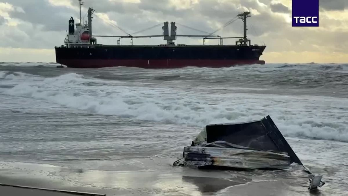 Грузовое судно село на мель у берегов Янтарного из-за шторма