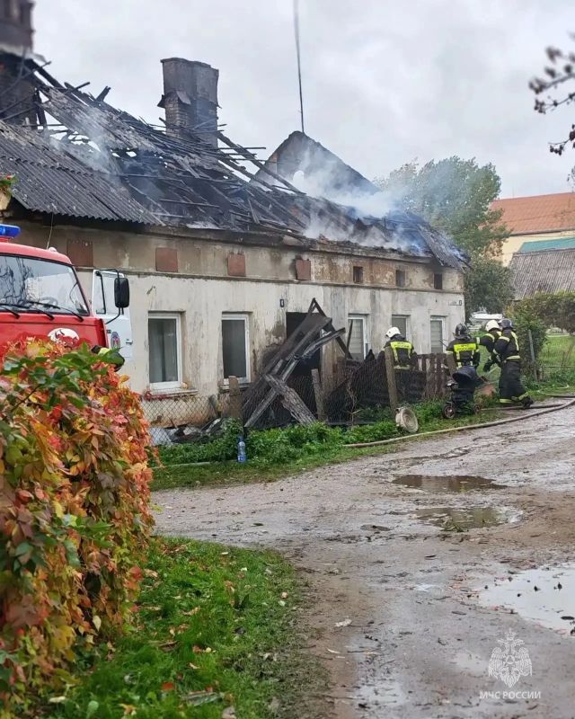 В Нестеровском округе 13 огнеборцев тушили дом довоенной постройки В Нестеровском округе 13 огнеборцев тушили дом довоенной постройки