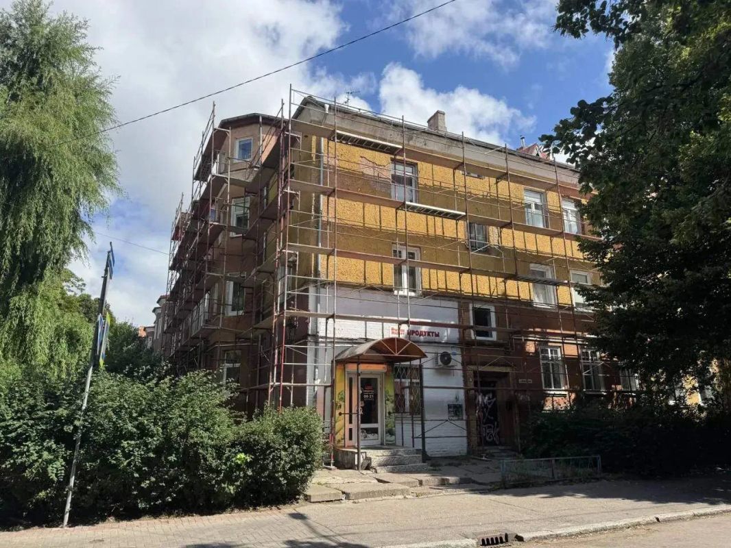 В Калининграде продолжают капремонт исторического дома на Комсомольской