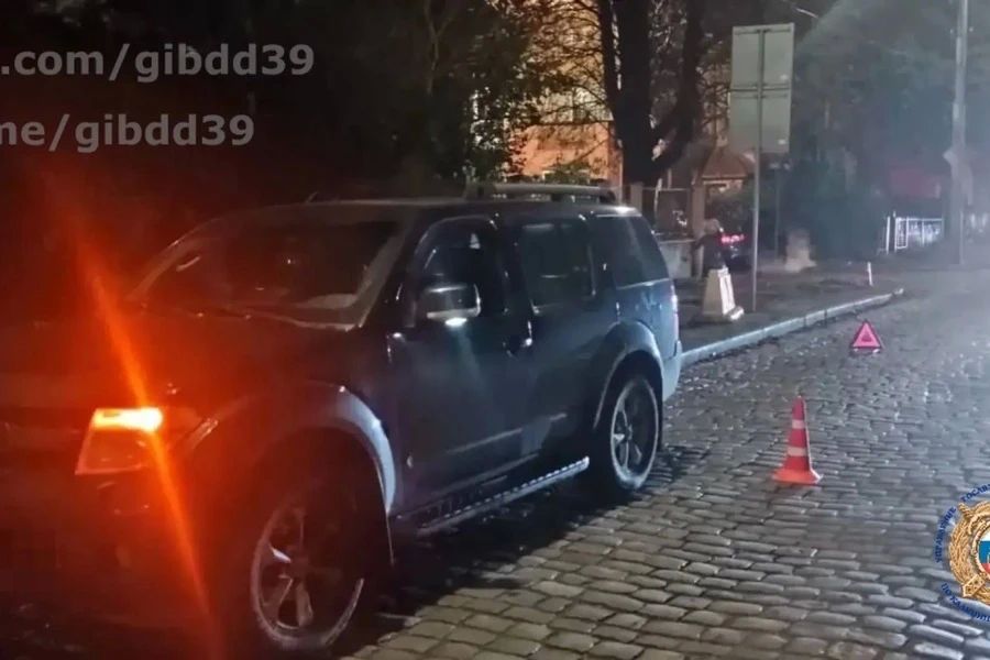 В Калининграде сбитый машиной глушитель отлетел в пешехода на тротуаре