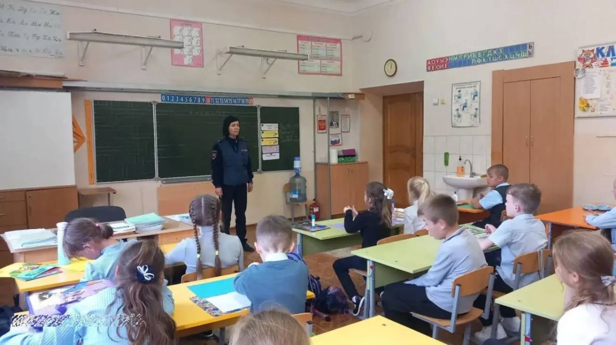 Сотрудники отделения Госавтоинспекции ОМВД России «Балтийское» провели урок дорожной безопасности, посвященный культуре поведения вблизи проезжей части