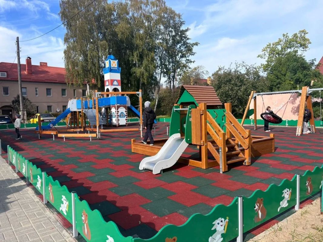 В Светлогорске обновили детскую площадку В Светлогорске обновили детскую площадку