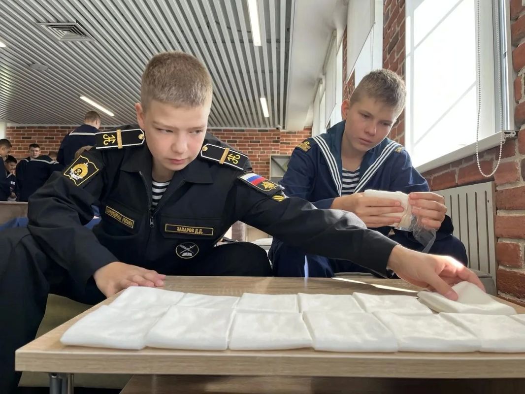 Нахимовцы в Калининграде помогают участникам спецоперации Нахимовцы в Калининграде помогают участникам спецоперации