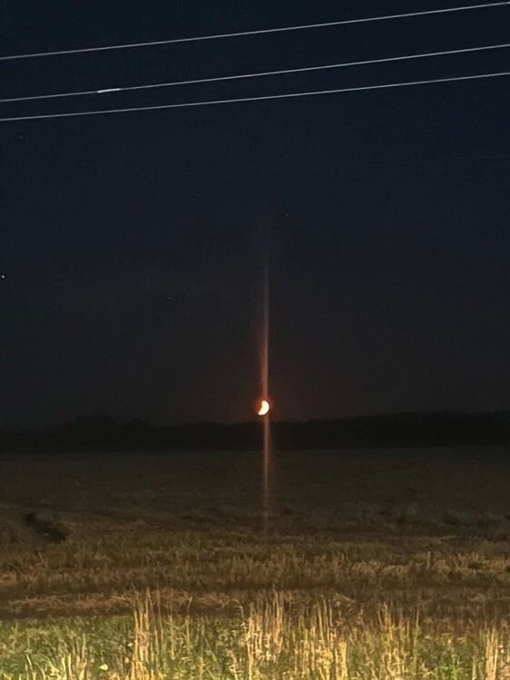 Какой сегодня необычный месяц! Смотрим заворожённо Какой сегодня необычный месяц! Смотрим заворожённо