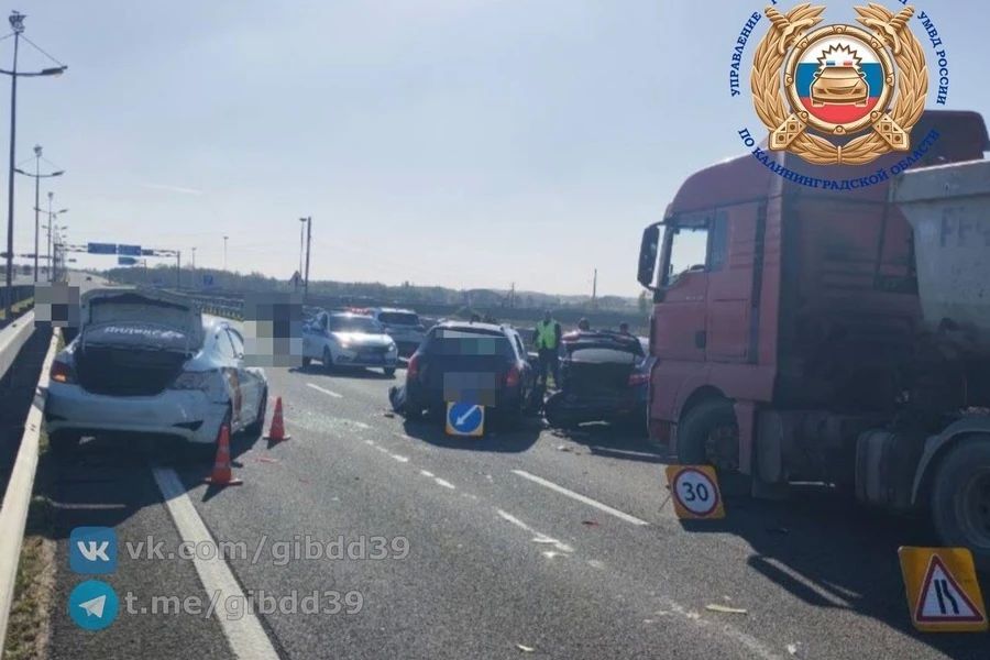 На Приморском полукольце столкнулись три автомобиля