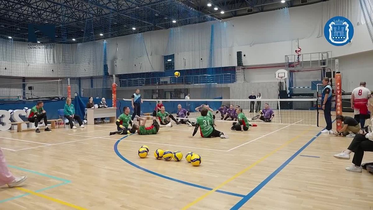 Во дворце спорта «Янтарный» в Калининграде прошёл чемпионат области по волейболу сидя