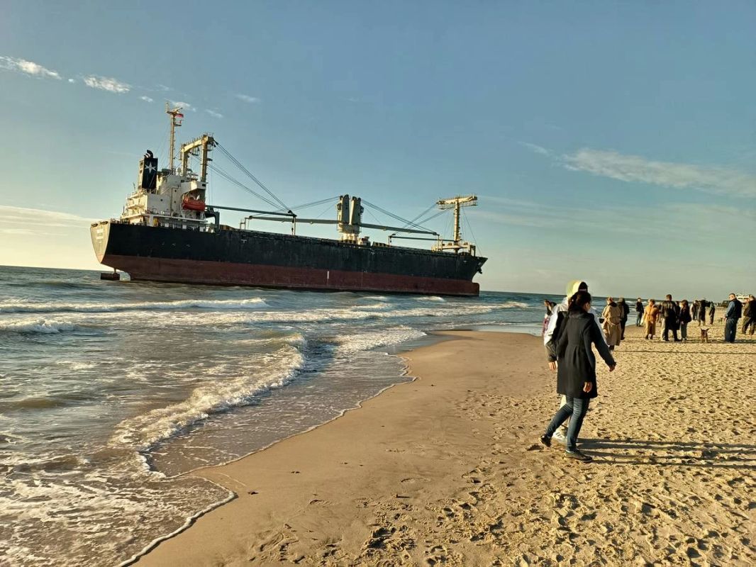 Сухогруз против спа: в Янтарном туристы оказались проблемой, а не решением