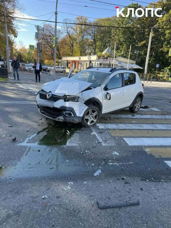 На перекрёстке у здания правительства столкнулись два авто, скорую пострадавшему вызвал водитель министра На перекрёстке у здания правительства столкнулись два авто, скорую пострадавшему вызвал водитель министра