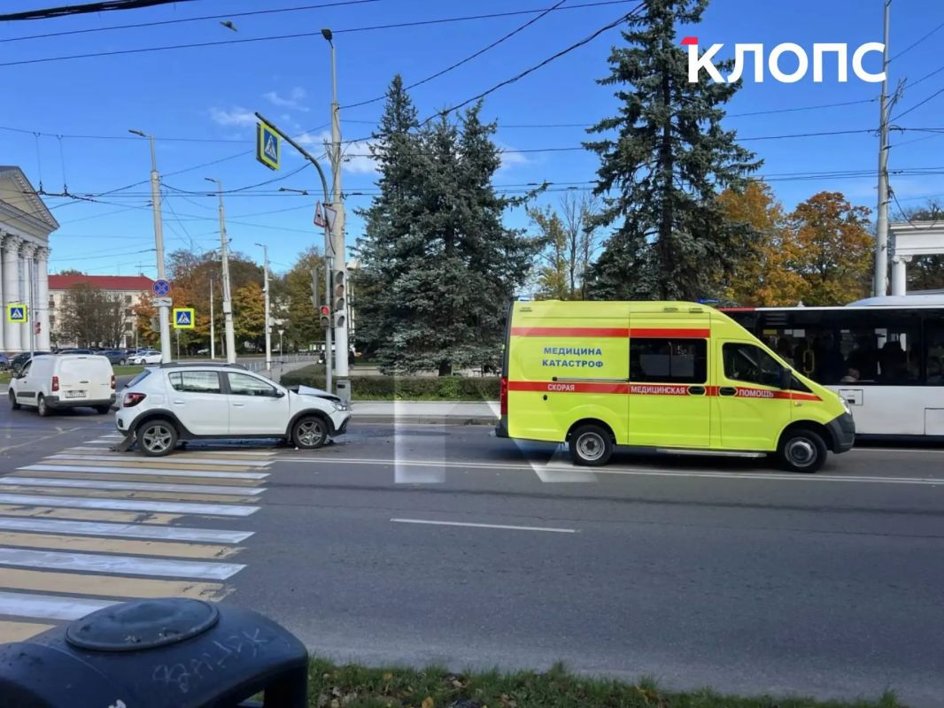 В Калининграде столкнулись белый автомобиль и грузовичок — водителя увезли на скорой В Калининграде столкнулись белый автомобиль и грузовичок — водителя увезли на скорой