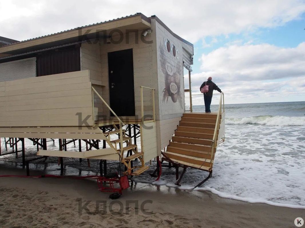 Кафе уходят под воду: в Янтарном шторм может уничтожить прибрежные павильоны до следующего сезона