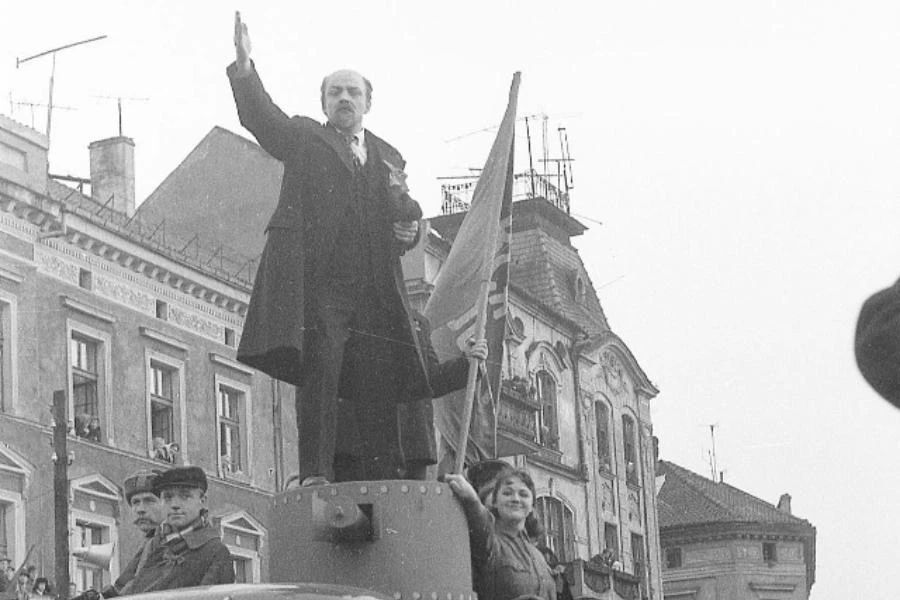 Ленин как товар и трусы для покойников: о чем писали газеты 35 лет назад