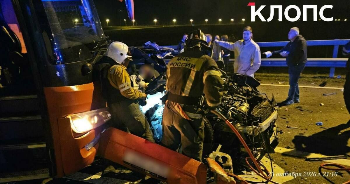 Машина в кашу: на Приморском кольце легковушка столкнулась с автобусом