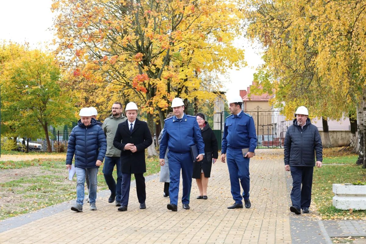 В ходе выезда в Гусев прокурор области проверил ход реконструкции МОУ «СОШ №1 им. С.И Гусева» и капитального ремонта МАДОУ «Детский сад №5»