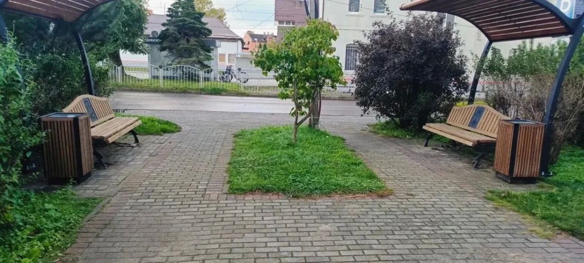 В Пионерском устанавливают 30 новых скамеек с гербом муниципалитета В Пионерском устанавливают 30 новых скамеек с гербом муниципалитета