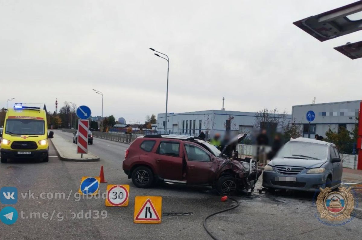 По предварительным данным, 25.10.2026 около 15:50 на 6 км + 100 м автодороги «Калининград- Полесск» водитель 1980 года рождения, управляя автомобилем «Мазда» на регулируемом перекрестке, совершая поворот налево не...