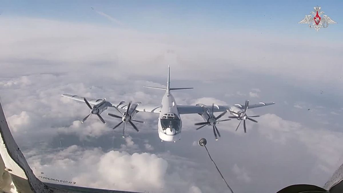 Минобороны России: Стратеги в небе. Экипажи самолетов Ту-95мс провели плановый полет над нейтральными водами Берингова и Чукотского морей