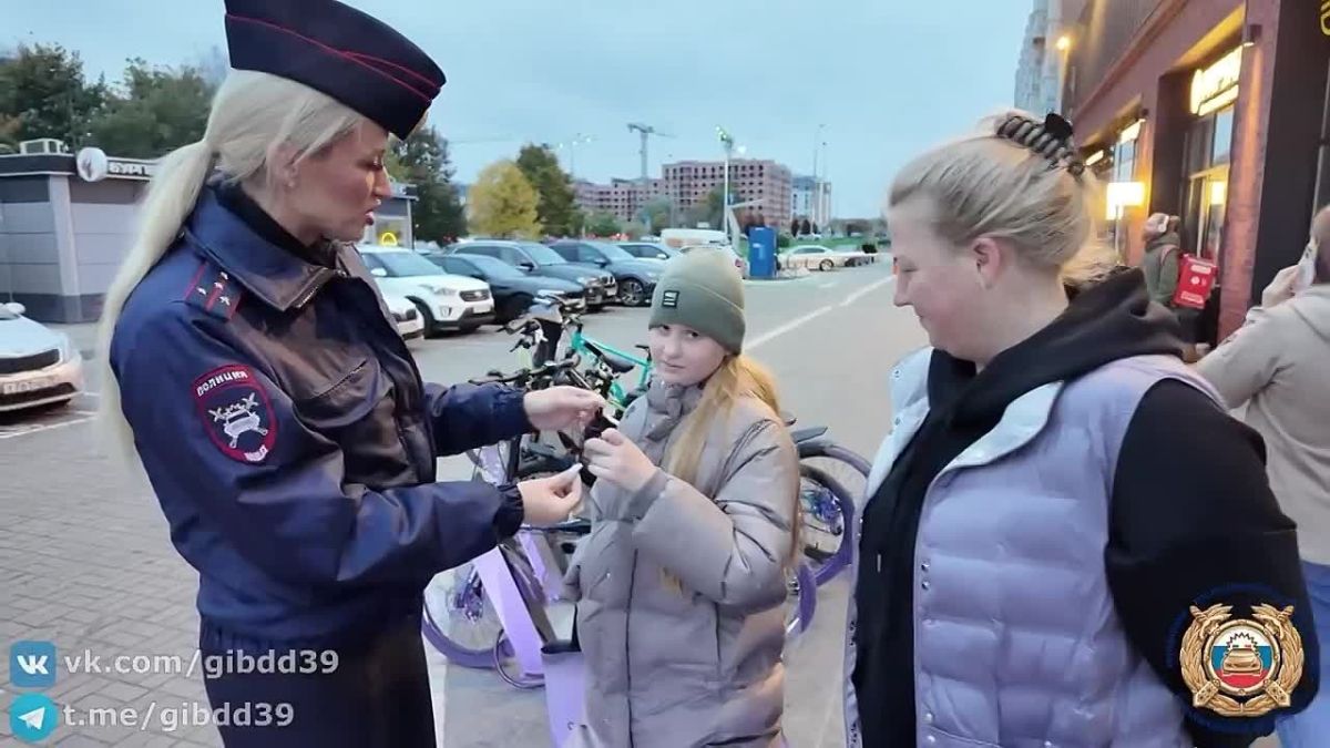В Калининграде сотрудники Центра ДиТН ПБДД ГИБДД провели пропагандистскую акцию «Стань заметнее на дороге!»