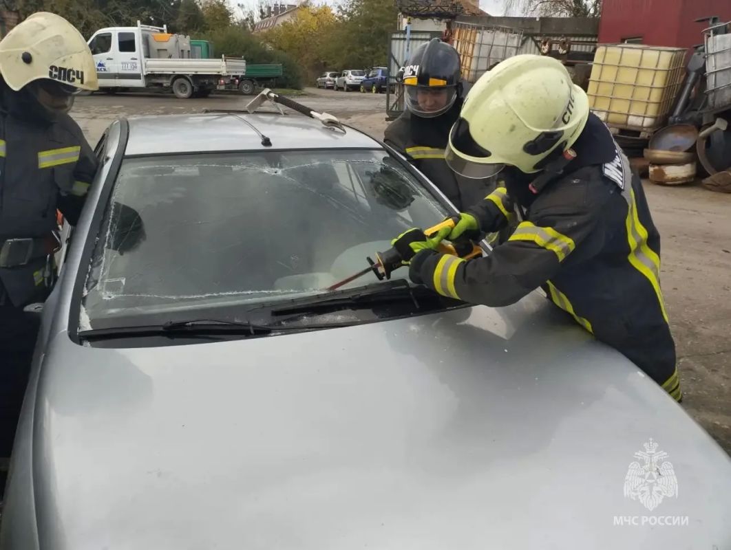 В Калининграде огнеборцы МЧС России отработали действия при ДТП в преддверии зимнего сезона В Калининграде огнеборцы МЧС России отработали действия при ДТП в преддверии зимнего сезона