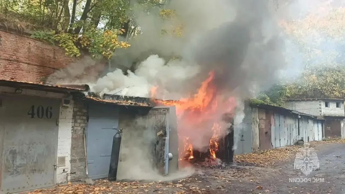 В Балтийске при пожаре в гараже сгорел автомобиль В Балтийске при пожаре в гараже сгорел автомобиль
