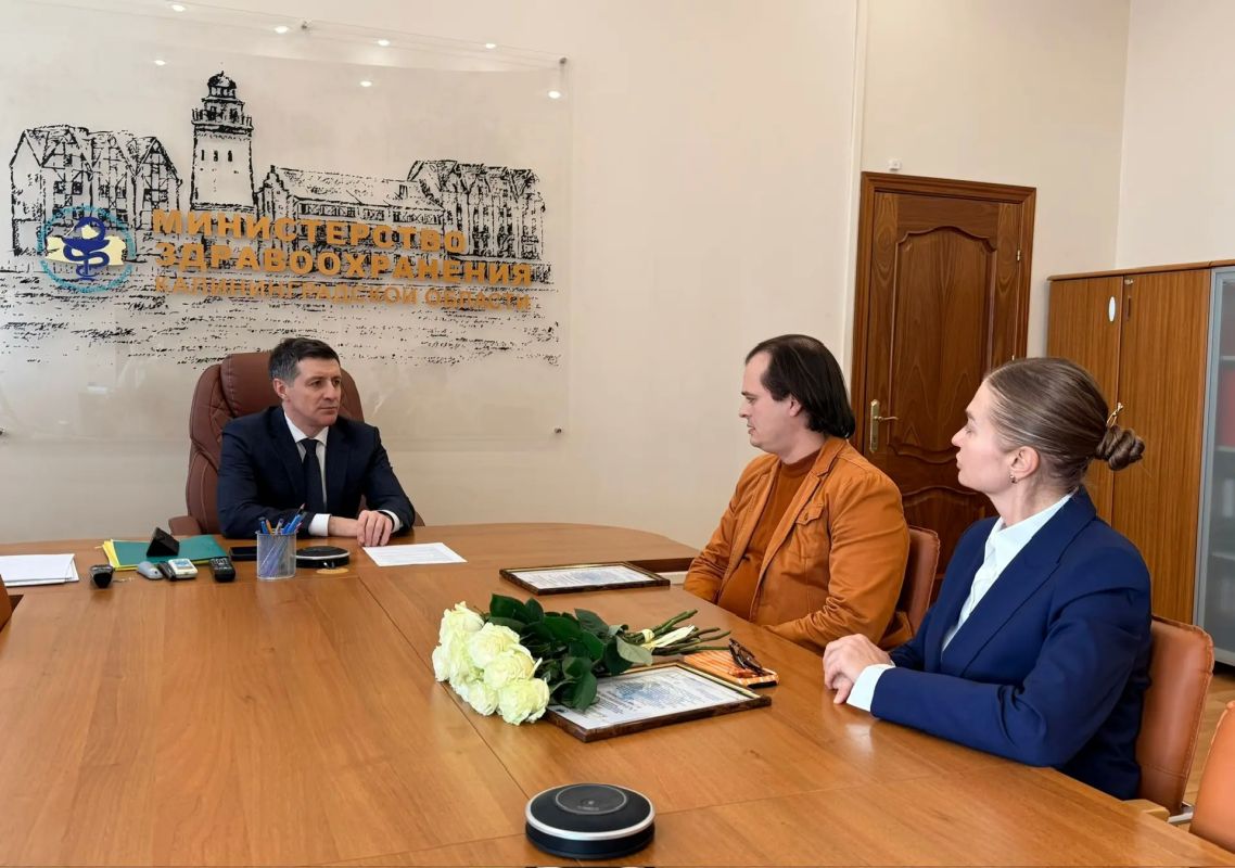 Министр здравоохранения региона Сергей Дмитриев вручил Благодарственные письма врачам, которые дважды спасли жизнь пассажирке рейса Москва — Калининград Министр здравоохранения региона Сергей Дмитриев вручил Благодарственные письма врачам, которые дважды спасли жизнь пассажирке рейса Москва — Калининград
