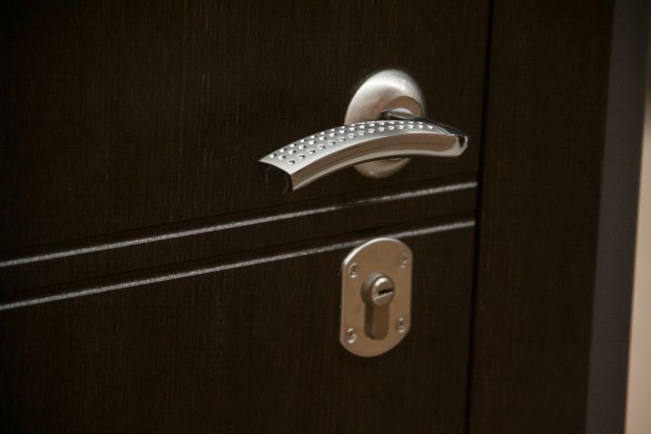 Так вы вазелин точно не применяли: 5 необычных лайфхаков по использованию средства в быту