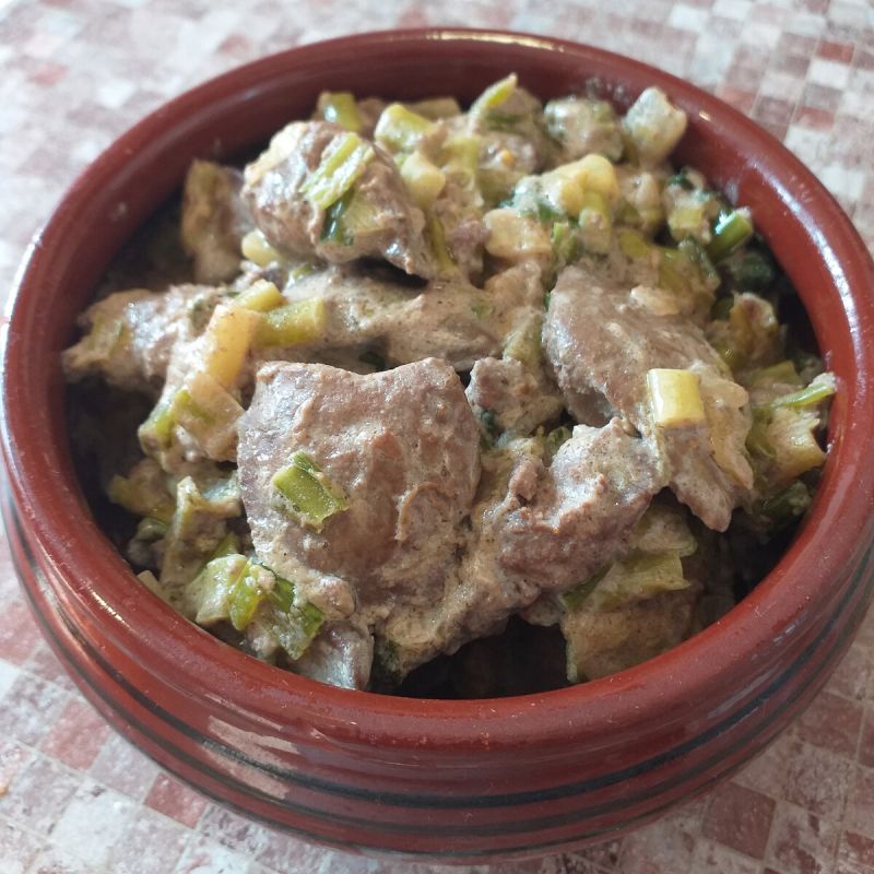 Нежная куриная печень в сливках с черемшой: кулинарное открытие для вашего ужина