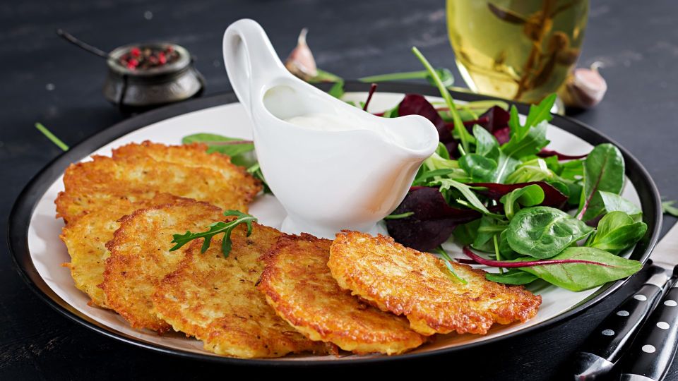 В холодильнике завалялись остатки пюре? Вот как приготовить из них вкуснейшие оладьи