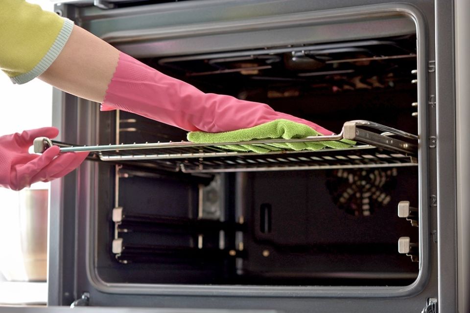 Как быстро и эффективно очистить духовой шкаф: секреты и хитрости