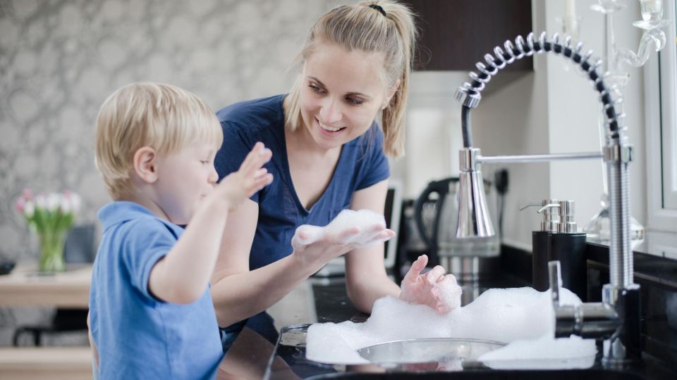 Грязная раковина на кухне засияет как новая: это небанальное средство вернет ей блеск