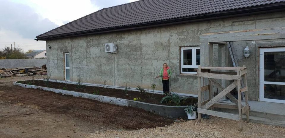 Как небольшой навес превратил вход в дом в комфортное пространство