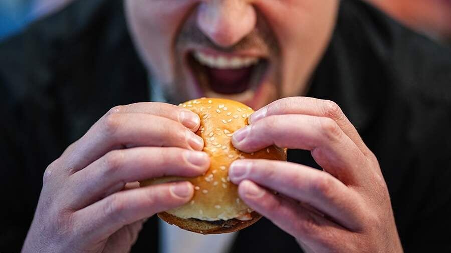 Почему голод меняет настроение: исследования ученых