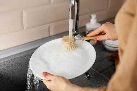 Как эффективно мыть посуду: губка, щетка или руки?