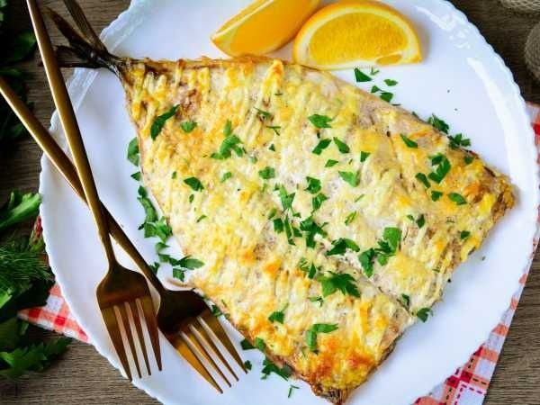 Аппетитная скумбрия, запеченная с сыром и ароматом цитрусовых