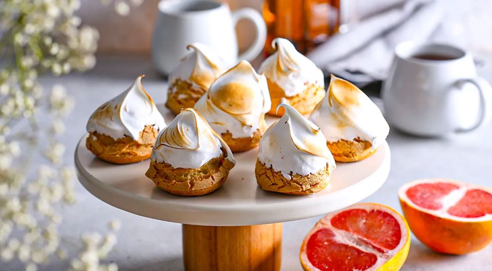 Пирожное Шу с кокосом и грейпфрутом: кулинарное искусство с тропическим настроением