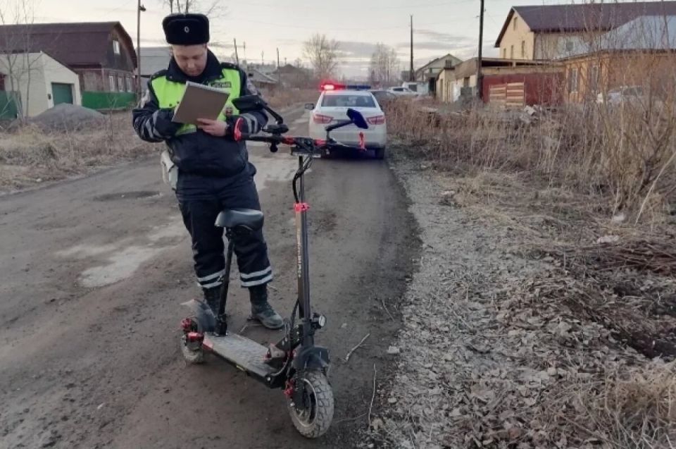 Мужчина остался без прав за попытку уехать на самокате в пьяном виде