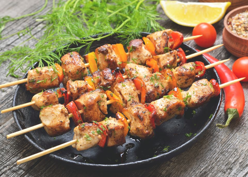 Сочный шашлык из куриной грудки: легкий рецепт для гриля и духовки